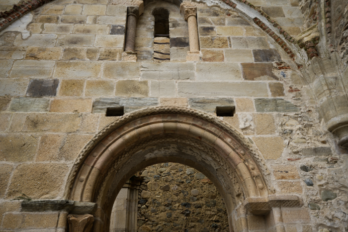 Arco de herradura con dos arquivoltas de la puerta reglar del claustro del monasterio de Carracedo